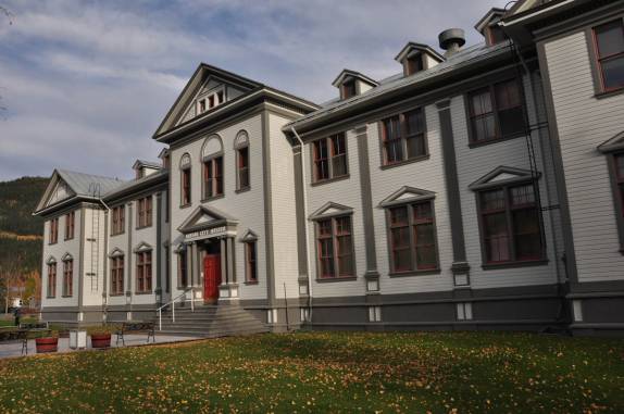 Prédio em Dawson City, no Yukon Territory, noroeste do Canadá